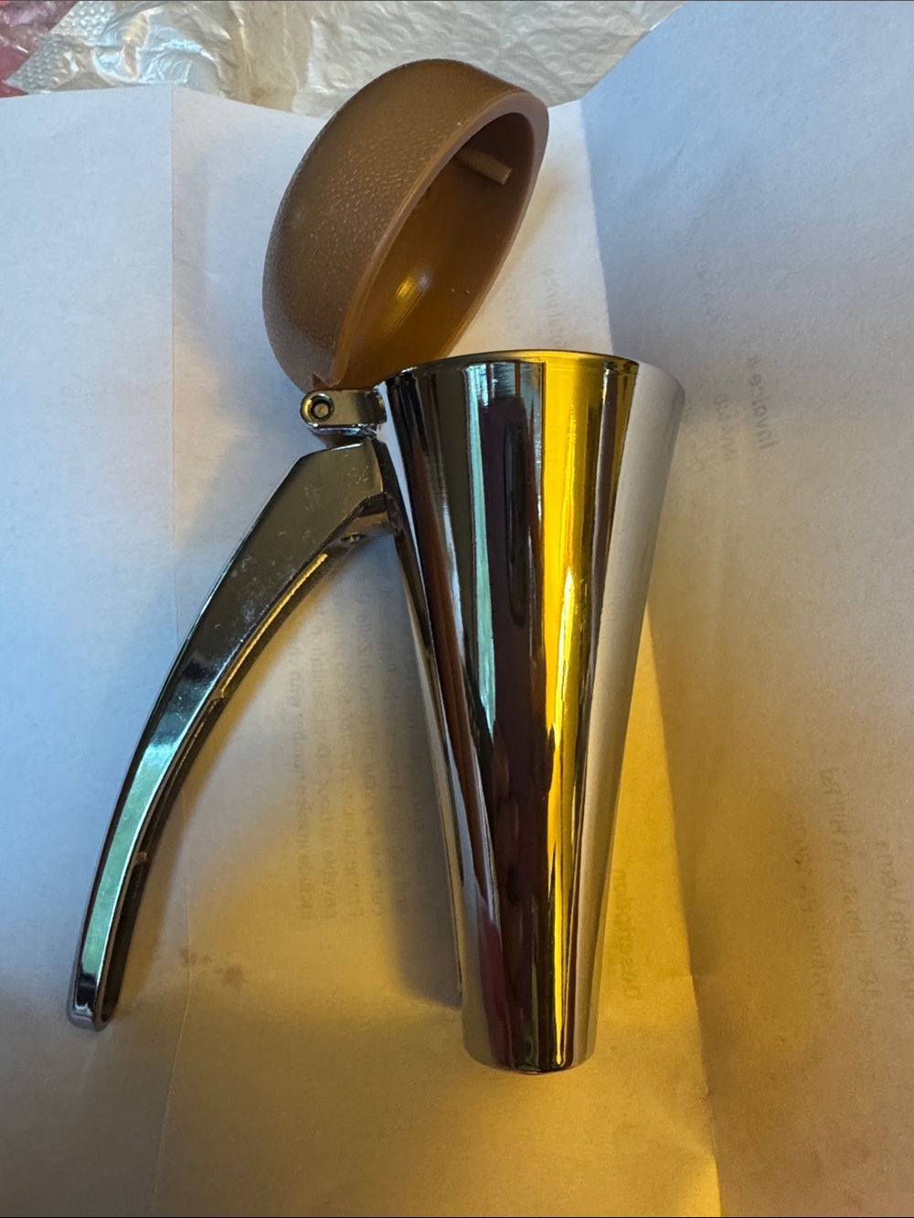 Heavy duty zinc alloy Nut Cracking Tool, Nutcracker, with Splash-Proof Lid - NEW